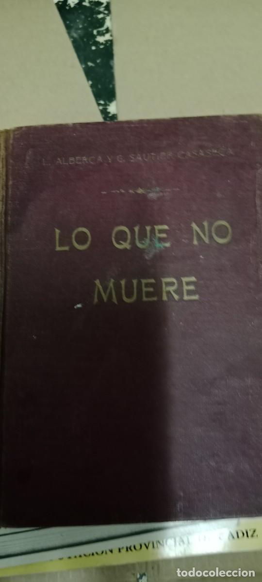 Libros de segunda mano: Lo que no muere - Novela radiof&oacute;nica de Luisa Alberca y Guillermo Sautier Casaseca LIBRO G-131