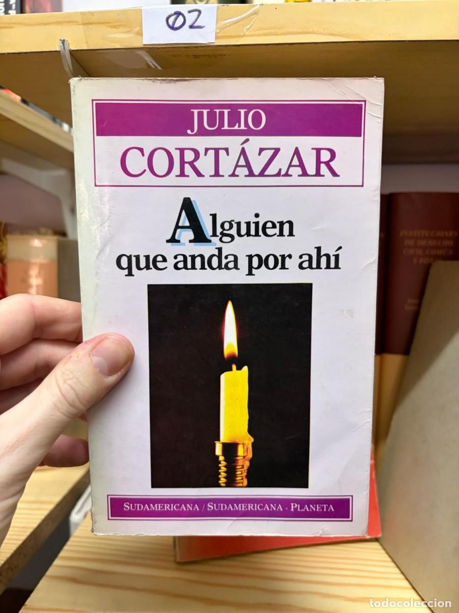Libros de segunda mano: 02 -JULIO CORT&Aacute;ZAR Alguien que anda por ah&iacute;