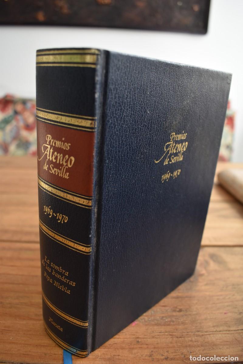 Libros de segunda mano: PREMIOS ATENEO DE SEVILLA 1969-1970. La sombra de las banderas, Pepa Niebla. Planeta, 1992