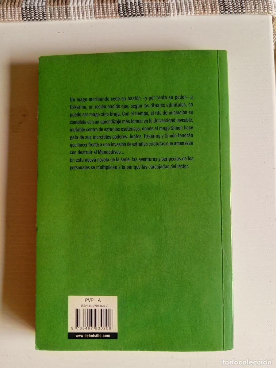 Libros de segunda mano: Ritos Iguales. Terry Pratchett - Foto 2