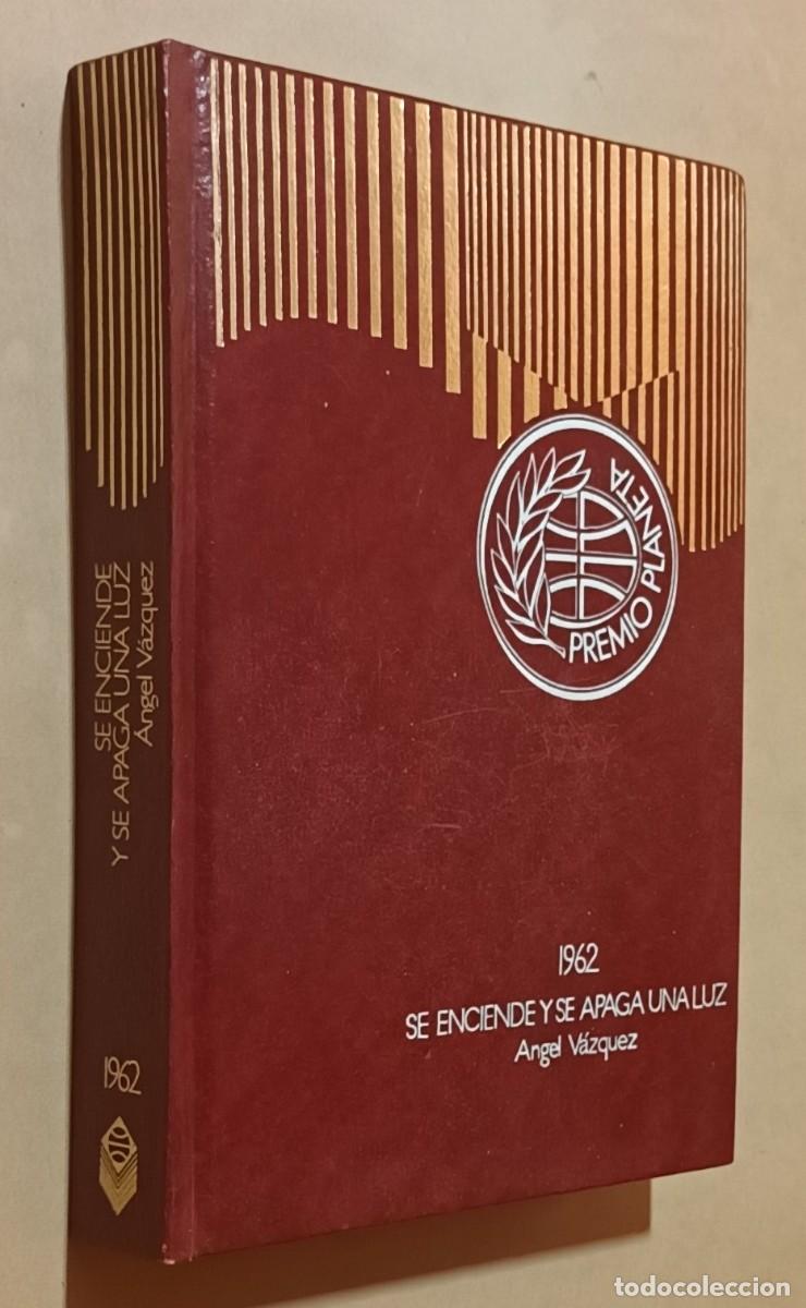 Libros de segunda mano: SE ENCIENDE Y SE APAGA UNA LUZ - ANGEL V&Aacute;ZQUEZ - PLANETA - 1982