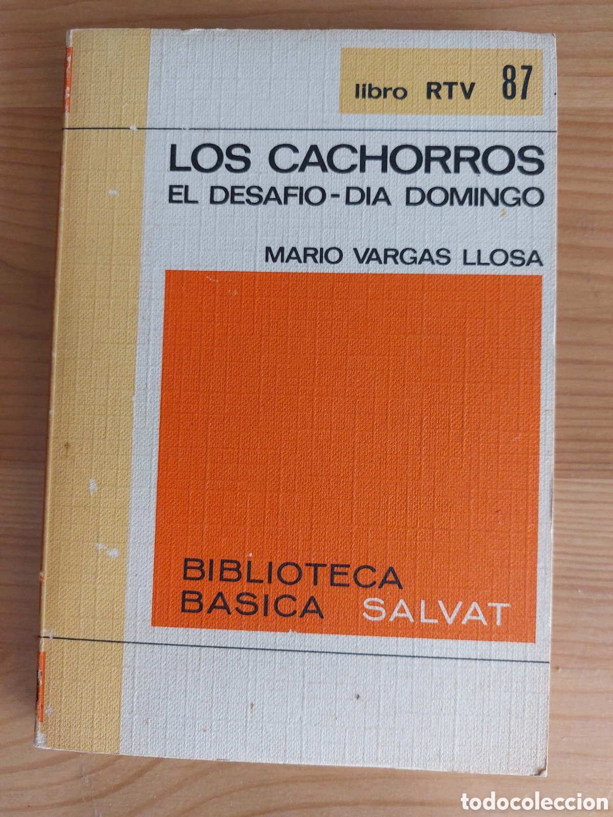 Libros de segunda mano: Los cachorros, Desaf&iacute;o y D&iacute;a de domingo.