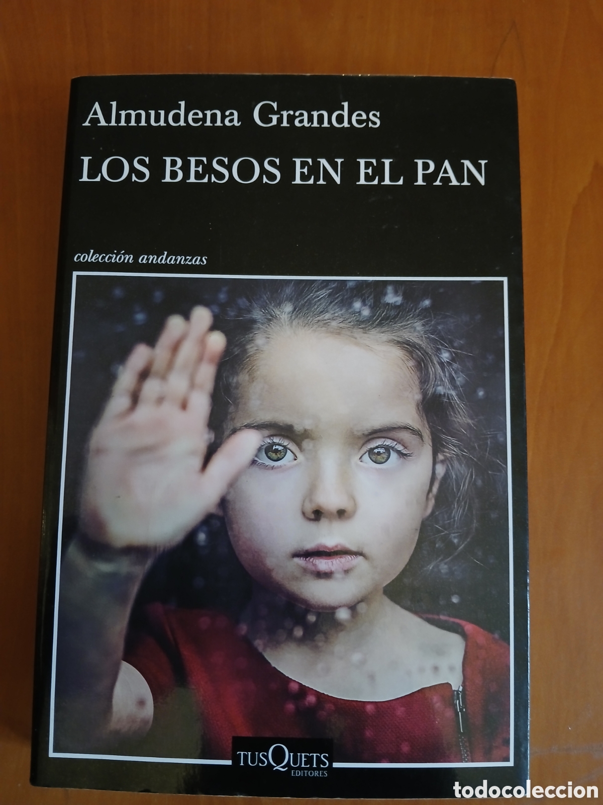 Libros de segunda mano: Los besos en el pan. Almudena Grandes. DEDICADO Y FIRMADO POR LA AUTORA.