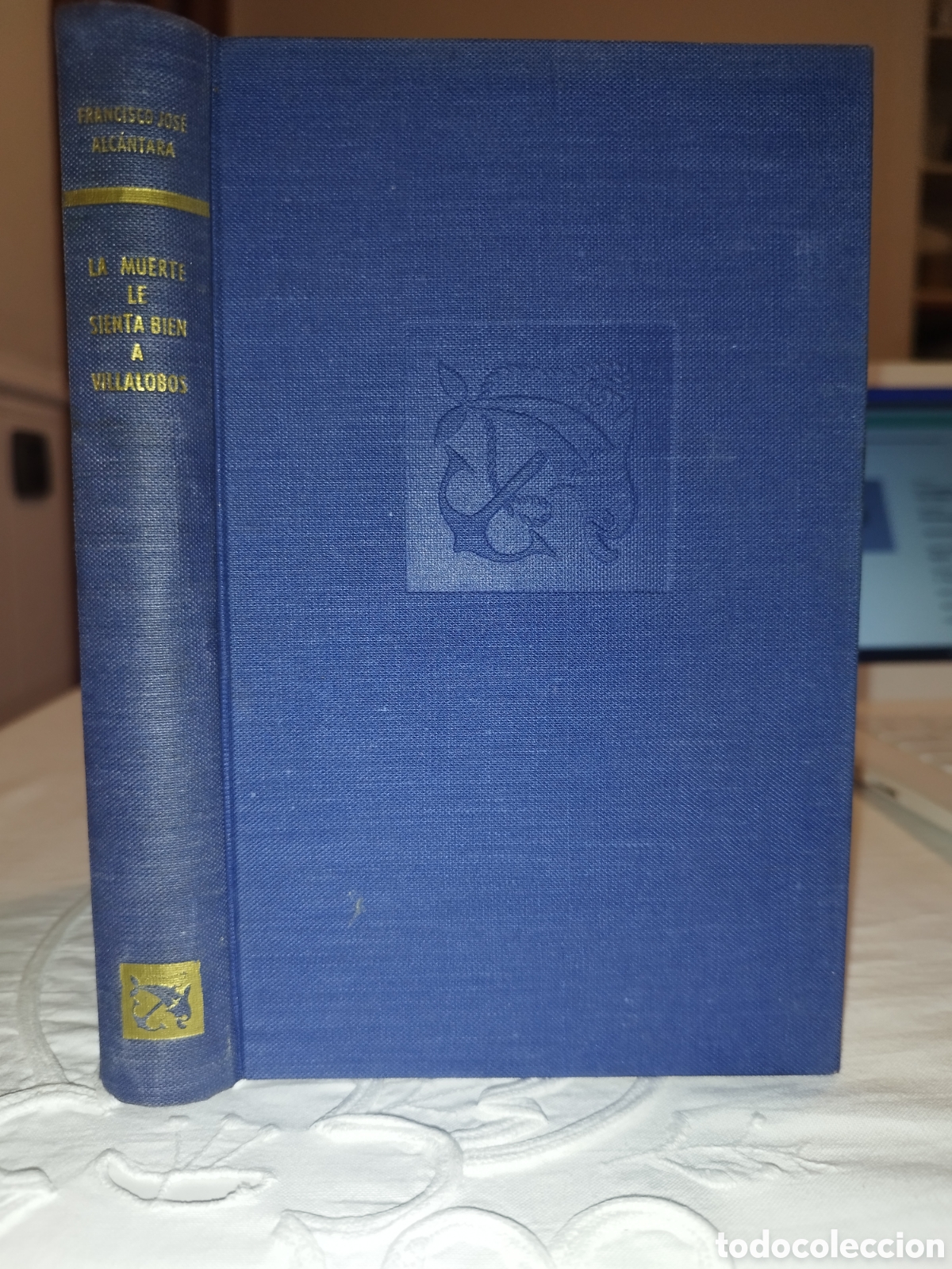 Gebrauchte B&uuml;cher: F.J. ALCANTARA: LA MUERTE LE SIENTA BIEN A VILLALOBOS. DESTIN0 1955 1&ordf;ED. FIRMA Y DEDICATORIA AUTOR