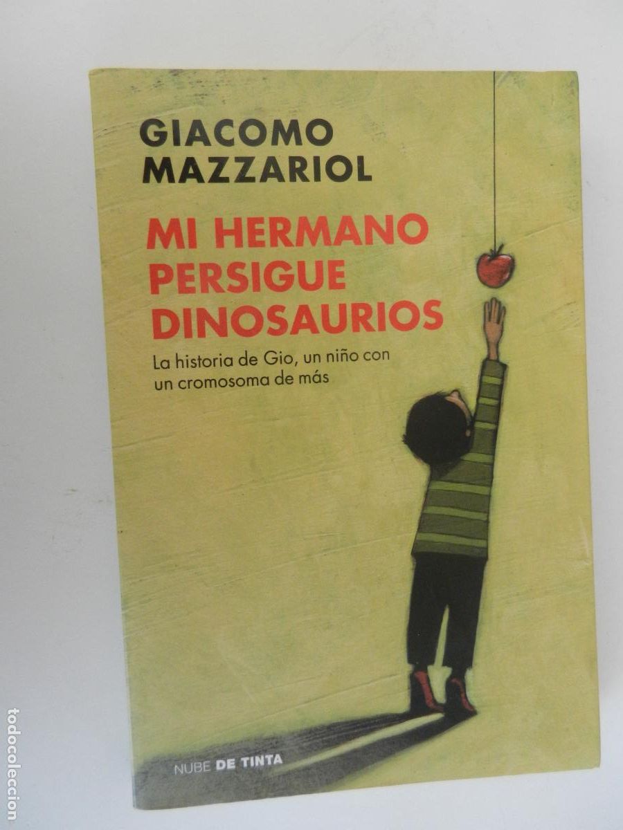 Libros de segunda mano: MI HERMANO PERSIGUE DINOSAURIOS - GIACOMO MAZZARIOL - NUBE DE TINTA PENGUIN 2016
