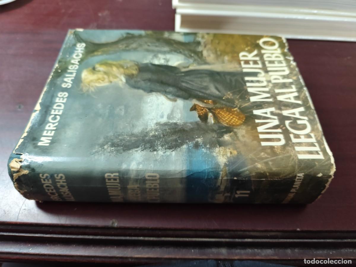 Libros de segunda mano: UNA MUJER LLEGA AL PUEBLO / MERCEDES SALISACHS / CJA 503 / PLANETA