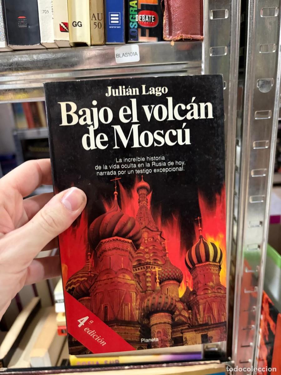 Libros de segunda mano: BLAS101A &mdash; Bajo el volc&aacute;n de Mosc&uacute; &mdash; Juli&aacute;n Lago &mdash; Planeta