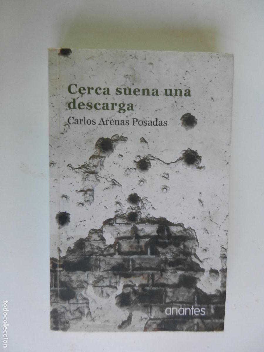 Libros de segunda mano: CERCA SUENA UNA DESCARGA - CARLOS ARESNAS POSADAS - ANANTES - 1&ordf; EDC 2014