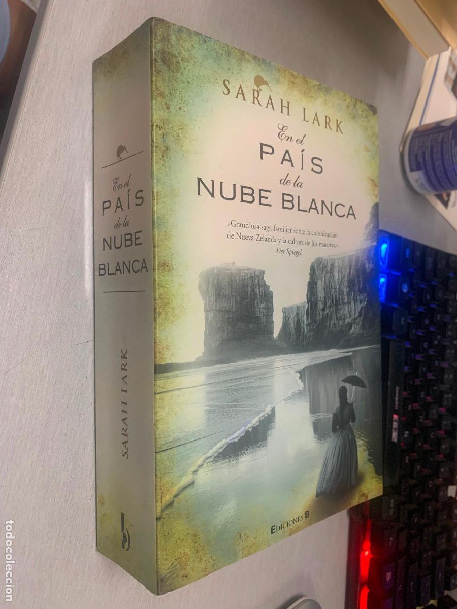 Libros de segunda mano: EN EL PA&Iacute;S DE LA NUBE BLANCA / SARAH LARK / EDICIONES B 2011