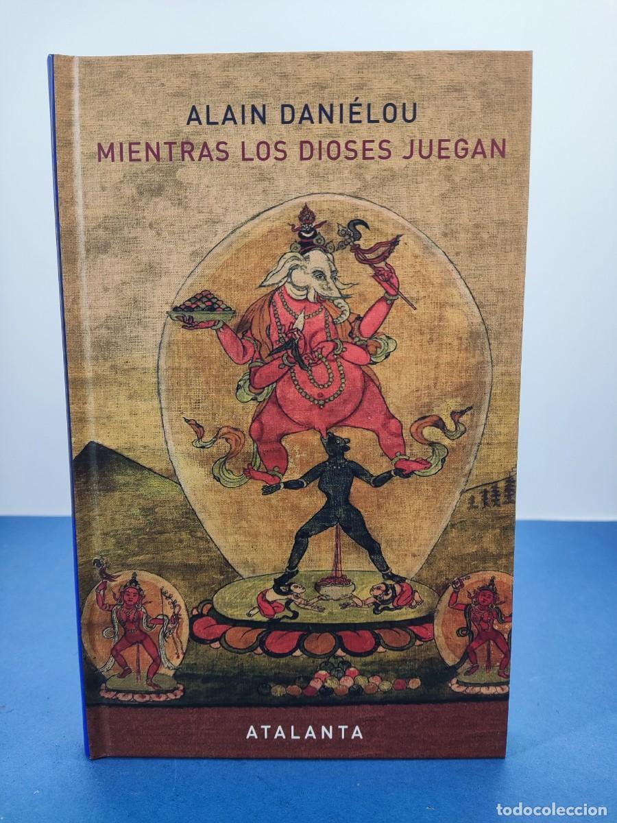 Libros de segunda mano: MIENTRAS LOS DIOSES JUEGAN / ALAIN DANI&Eacute;LOU / 2012. ATALANTA