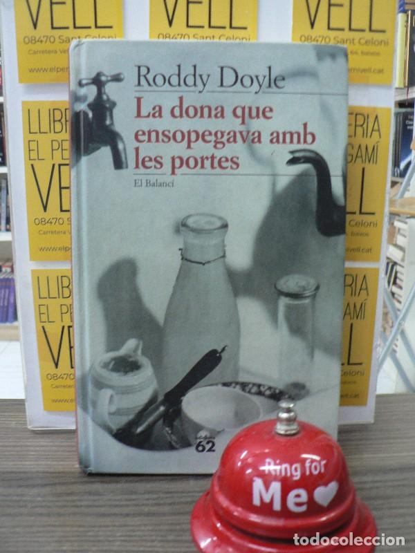Libros de segunda mano: La Dona Que Ensopegava amb les Portes - Roddy Doyle - Edicions 62 - El Balanc&iacute;, 310