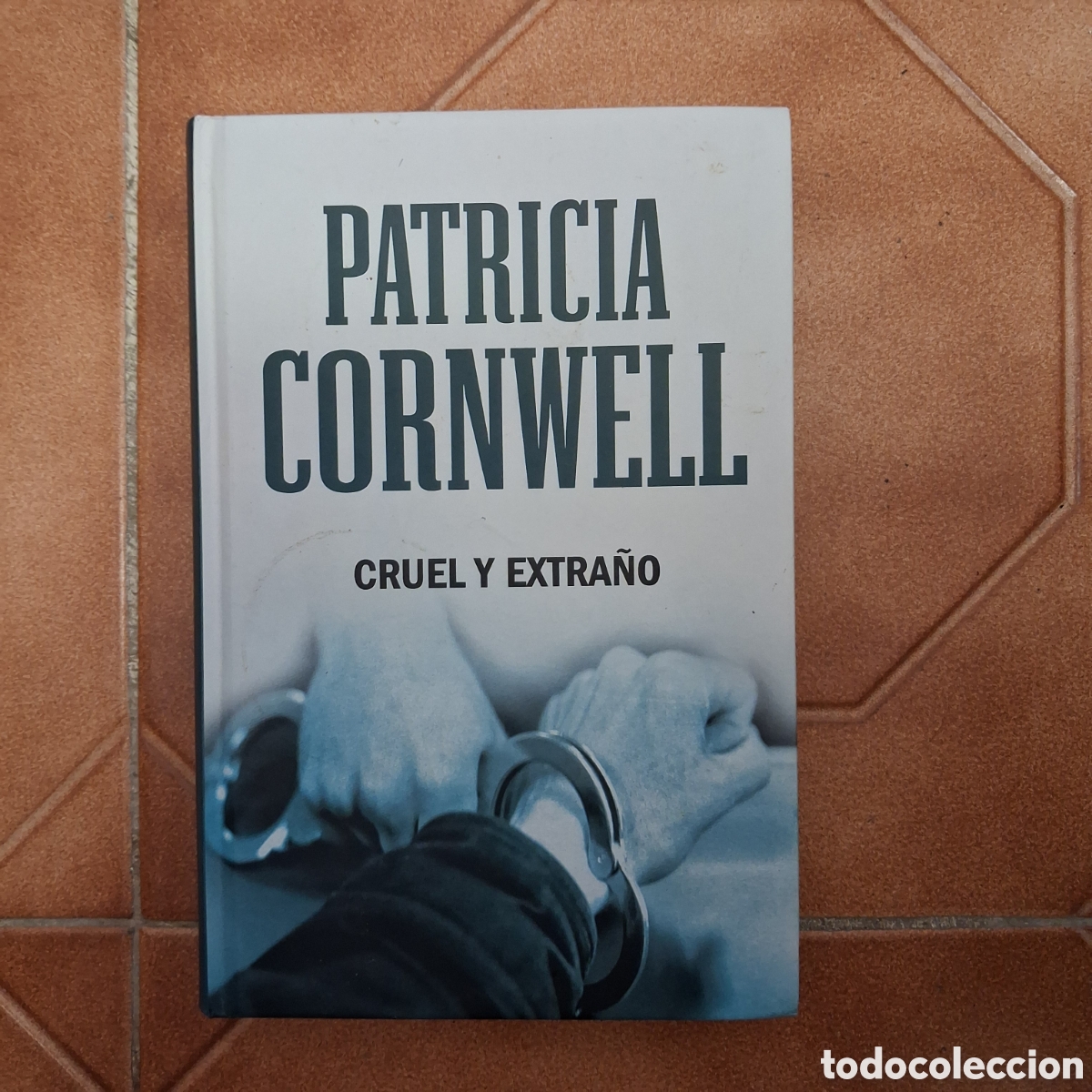 Gebrauchte B&uuml;cher: Cruel y extra&ntilde;o PATRICIA CORNWELL (2008 Coleccionables RBA)