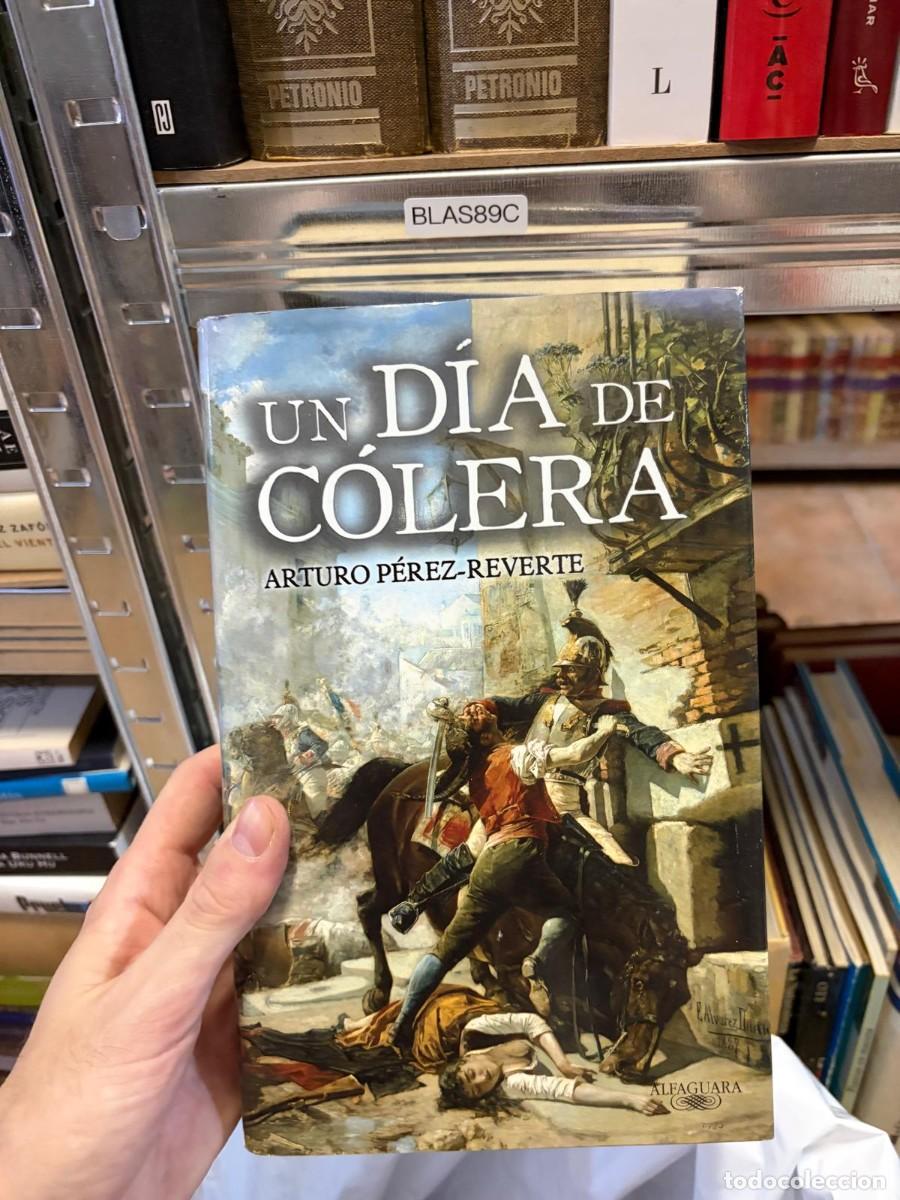 Libros de segunda mano: BLAS89C UN D&Iacute;A DE C&Oacute;LERA &mdash; Arturo P&eacute;rez-Reverte &mdash; Alfaguara