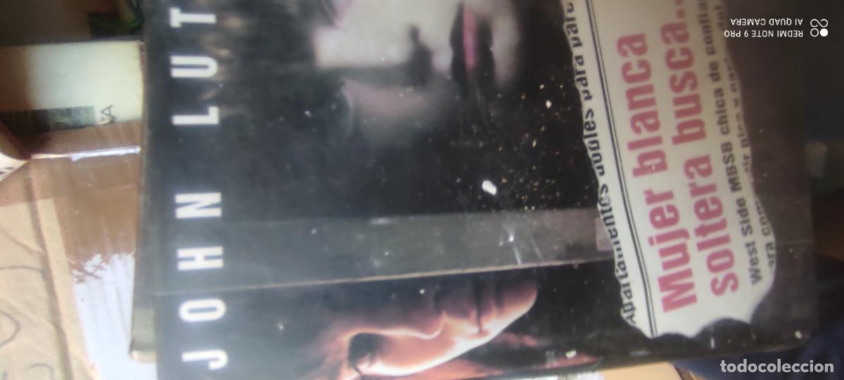 Libros de segunda mano: Mujer blanca soltera busca....