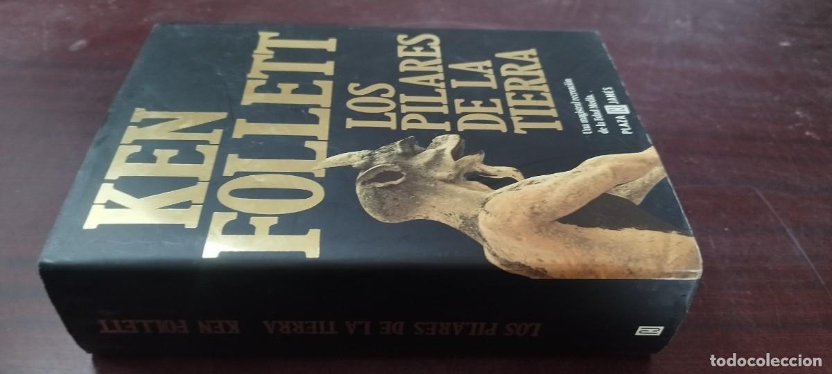 Libros de segunda mano: LOS PILARES DE LA TIERRA / KEN FOLLETT / Z505 / PLAZA&JANES