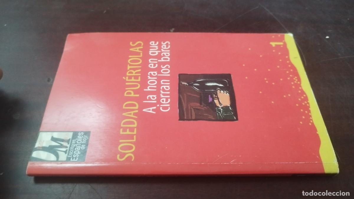 Libros de segunda mano: A LA HORA EN QUE CIERRAN LOS BARES / SOLEDAD PUERTOLAS / Z603
