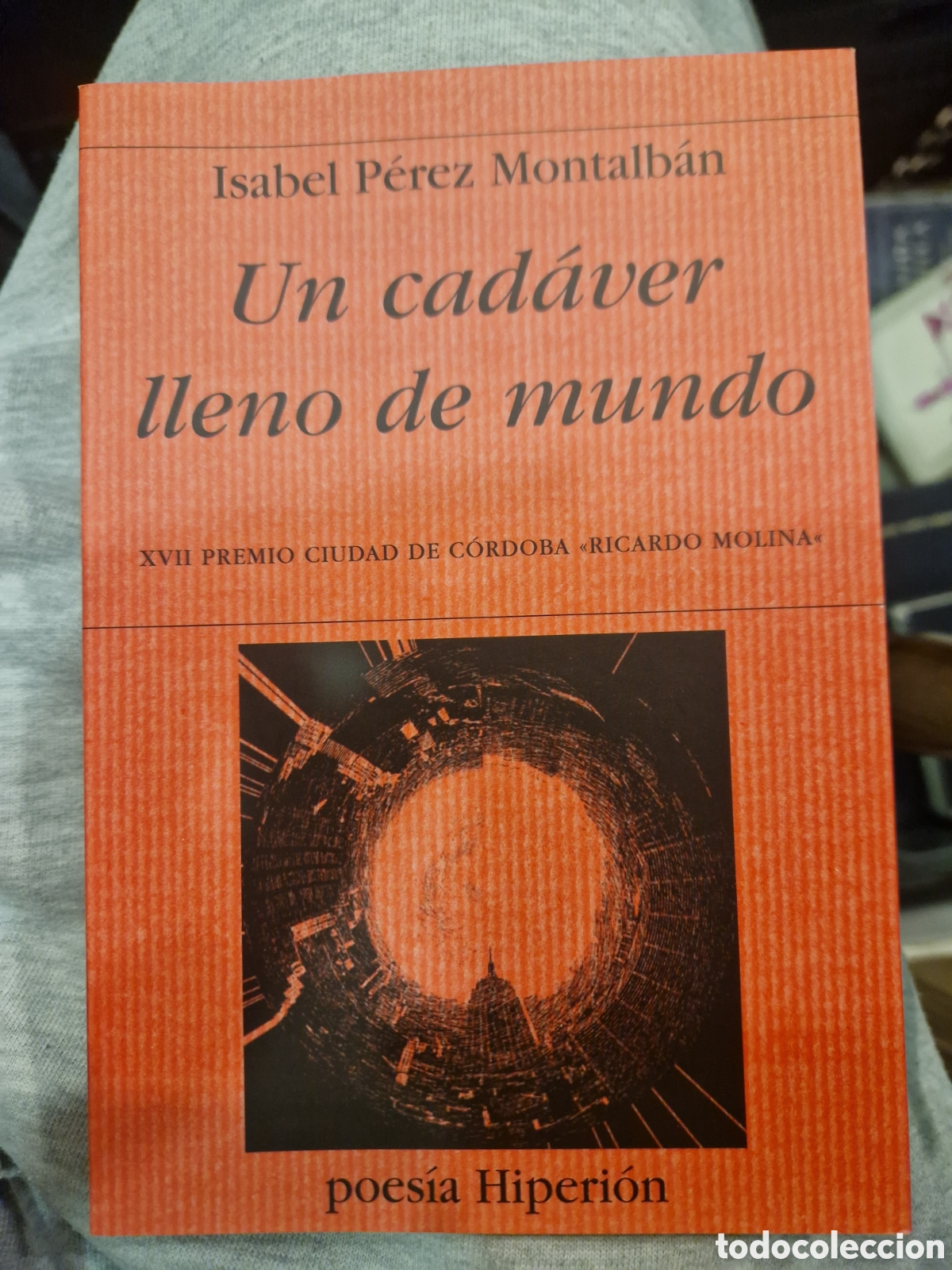 Gebrauchte B&uuml;cher: P&Eacute;REZ MONTALB&Aacute;N, Isabel Un cad&aacute;ver lleno de mundo