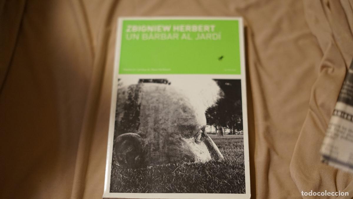 Libros de segunda mano: Zbigniew Herbert - Un barbar al jard&iacute; - La breu 2009