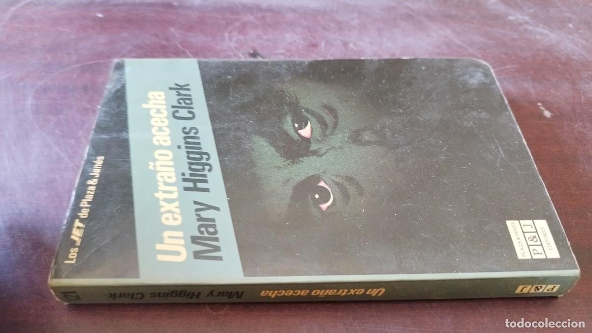 Libros de segunda mano: UN EXTRA&Ntilde;O ACECHA / MARY HIGGINS CLARK / CJA 602 / PLAZA&JANES