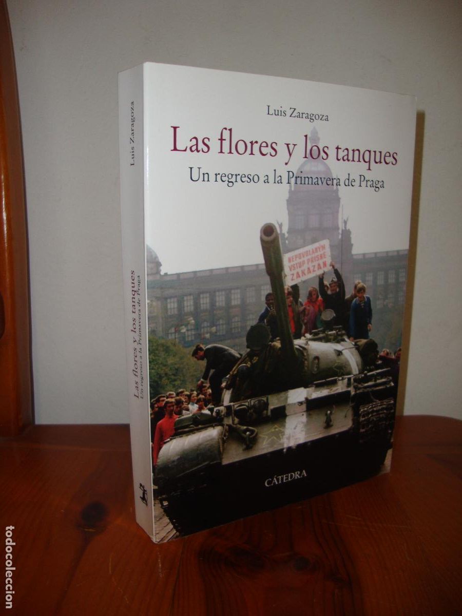 Libros de segunda mano: LAS FLORES Y LOS TANQUES. UN REGRESO A LA PRIMAVERA DE PRAGA (CATEDRA) - LUIS ZARAGOZA