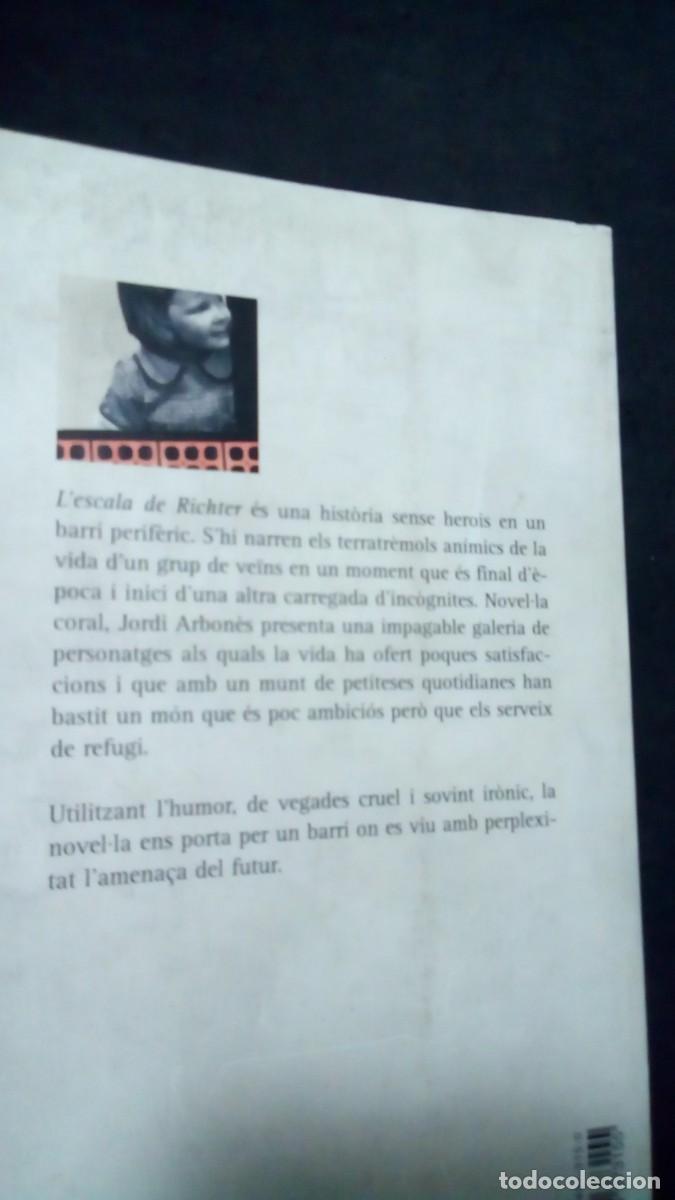 Libros de segunda mano: L&acute;ESCALA DE RICHTER - JORDI ARBONES - EN CATALAN *-LIBRO COMO NUEVO - Foto 2
