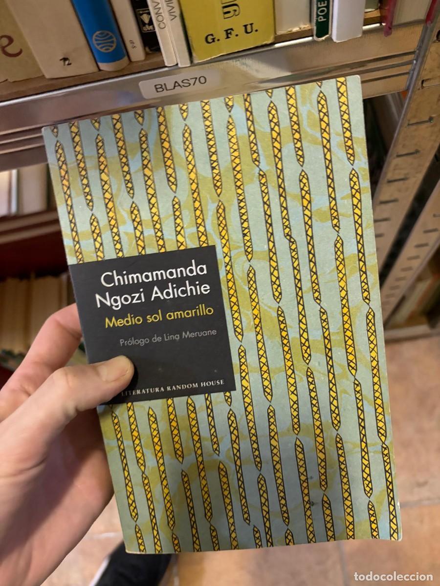 Libros de segunda mano: BLAS70 MEDIO SOL AMARILLO. Chimamanda Ngozi Adichie. Literatura Random House.