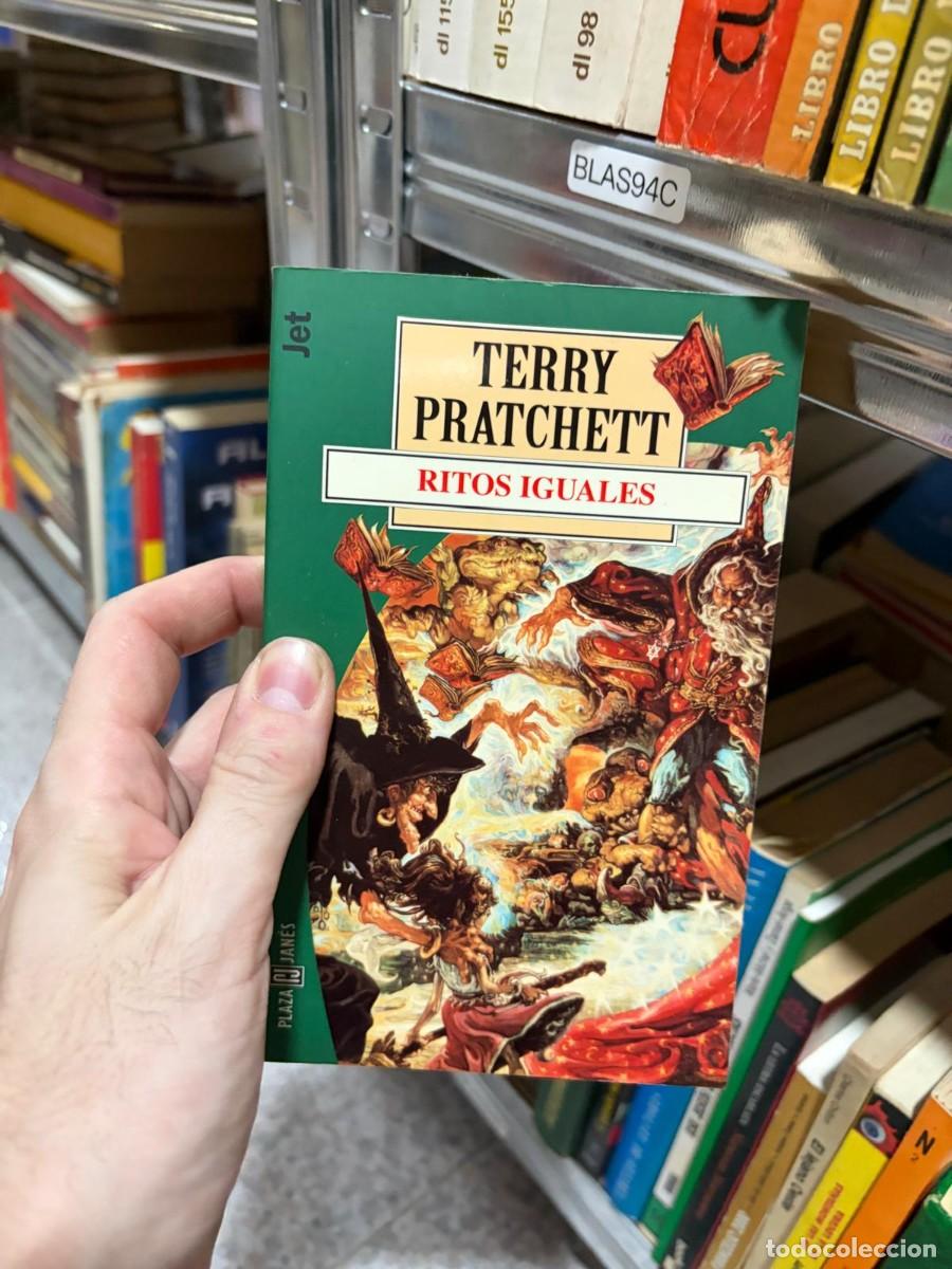 Libros de segunda mano: BLAS94C RITOS IGUALES &mdash; Terry Pratchett &mdash; Plaza & Jan&eacute;s