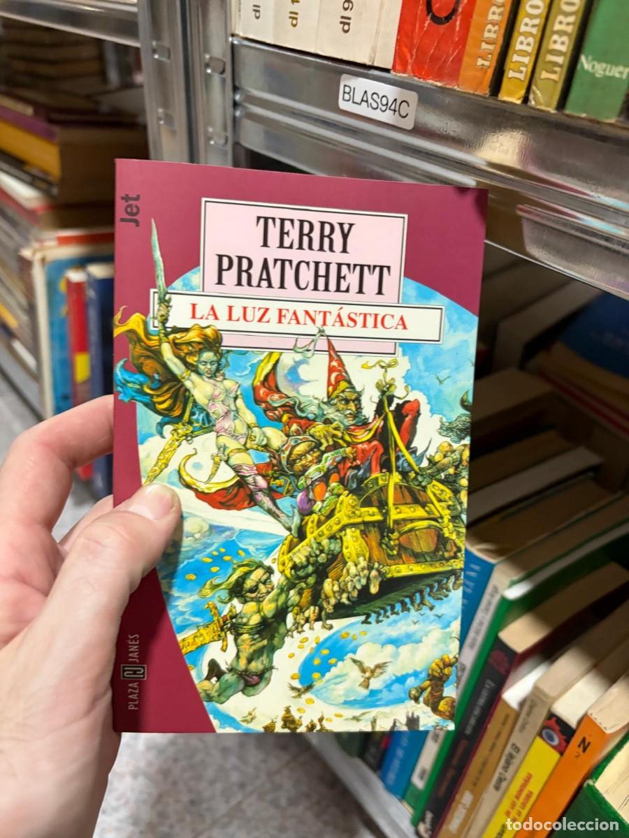 Libros de segunda mano: BLAS94C LA LUZ FANT&Aacute;STICA &mdash; Terry Pratchett &mdash; Plaza & Jan&eacute;s