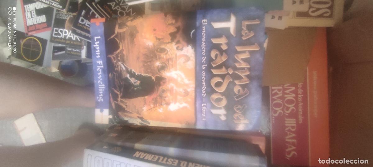 Libros de segunda mano: LA LUNA DEL TRAIDOR - MENSAJERO DE LA OSCURIDAD LIBRO 3 - LYNN FLEWELLINS 2006