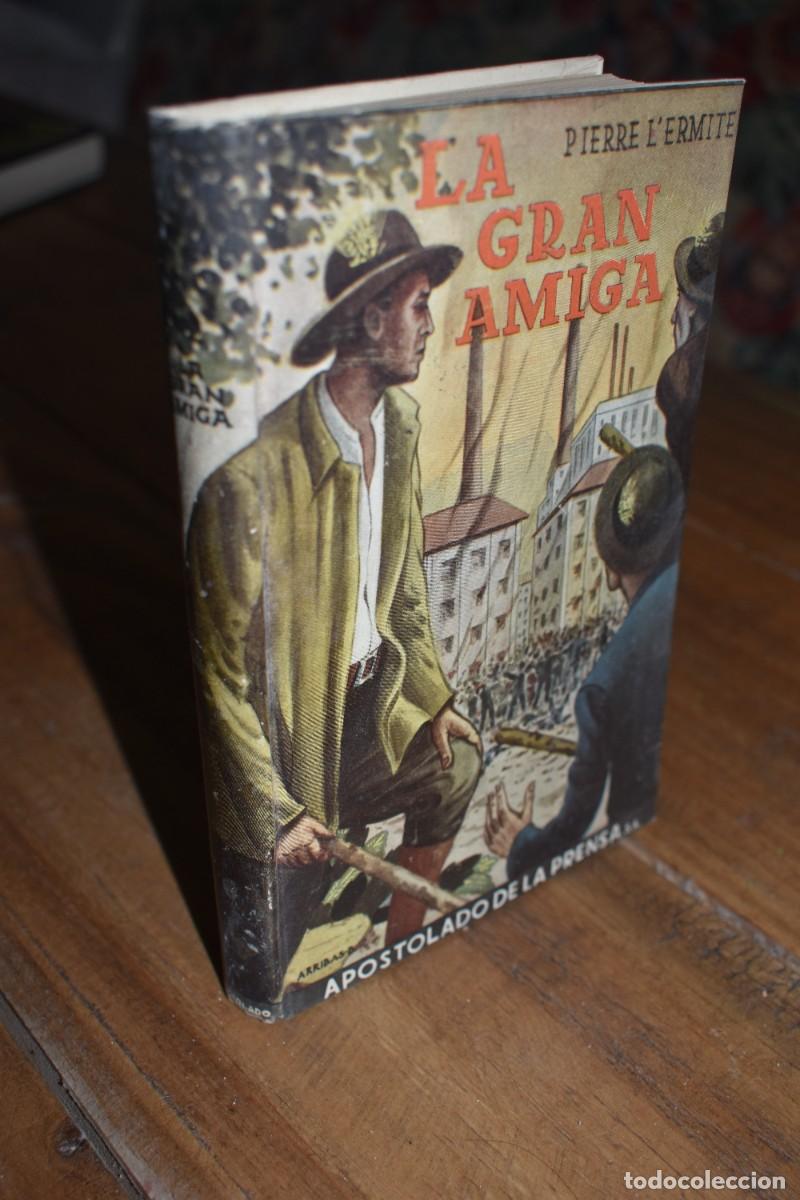 Libros de segunda mano: LA GRAN AMIGA. Pierre L&acute;Ermite. Apostolado de la prensa, 1946. Tapa dura.
