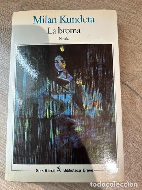 Libros de segunda mano: La broma -Milan Kundera- - Foto 1