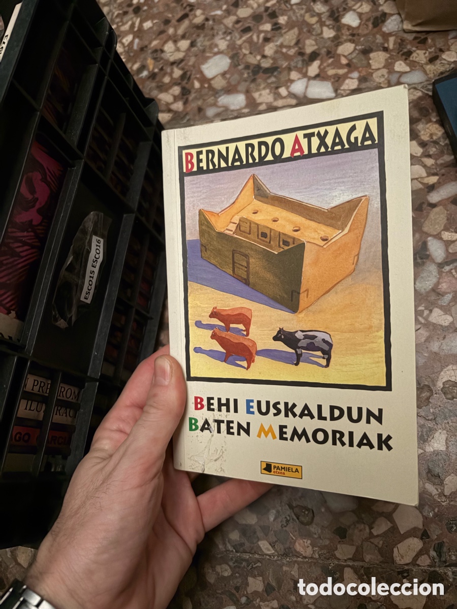 Libros de segunda mano: Esco15 BERNARDO ATXAGA BEHI EUSKALDUN BATEN MEMORIAK