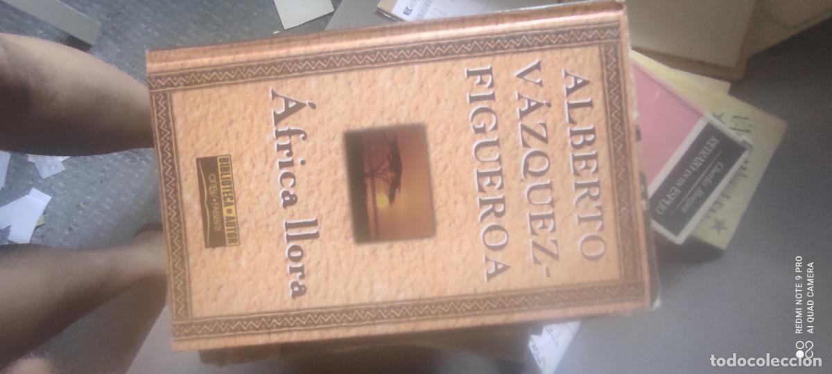 Libros de segunda mano: Africa Llora, de V&aacute;zquez-Figueroa
