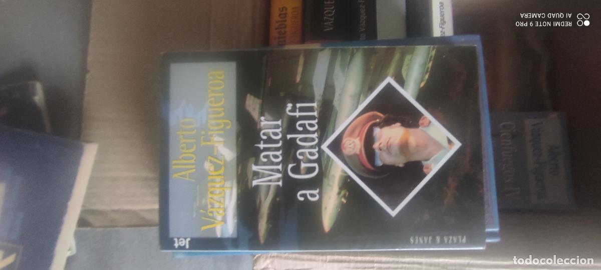 Libros de segunda mano: Matar a Gadafi, de V&aacute;zquez-Figueroa - Foto 1