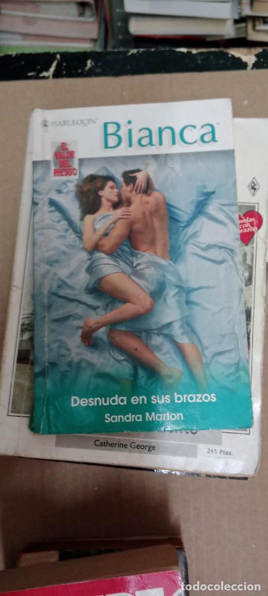 Libros de segunda mano: DESNUDA EN SUS BRAZOS LIBRO CU-05 - Foto 1