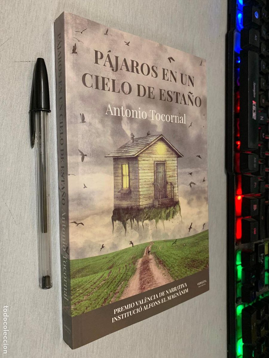 Libros de segunda mano: P&Aacute;JAROS EN UN CIELO DE ESTA&Ntilde;O / ANTONIO TOCORNAL / VERS&Aacute;TIL 1&ordf; EDICI&Oacute;N 2020