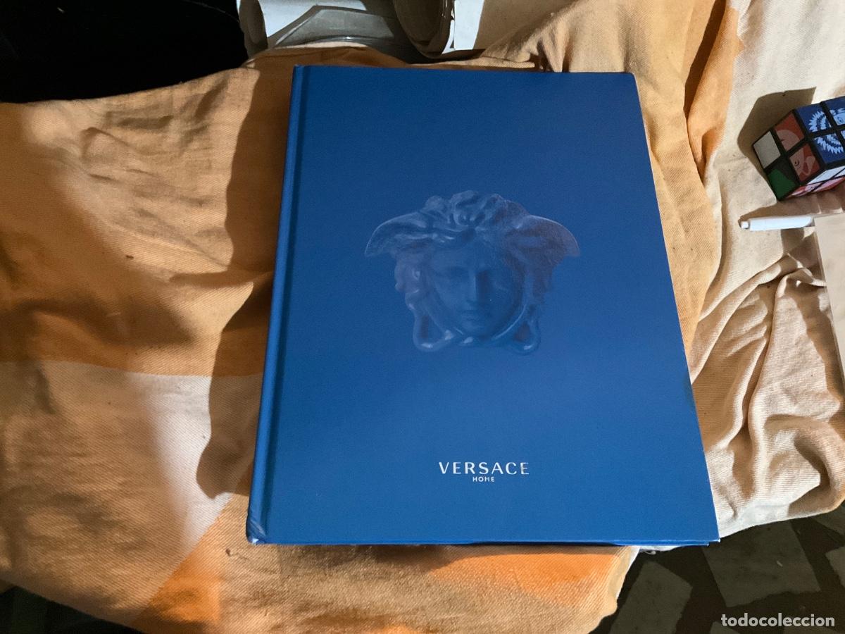 Libros de segunda mano: Cat&aacute;logo Versace home libro - Foto 1