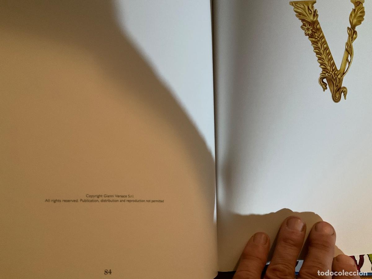 Libros de segunda mano: Cat&aacute;logo Versace home libro - Foto 5