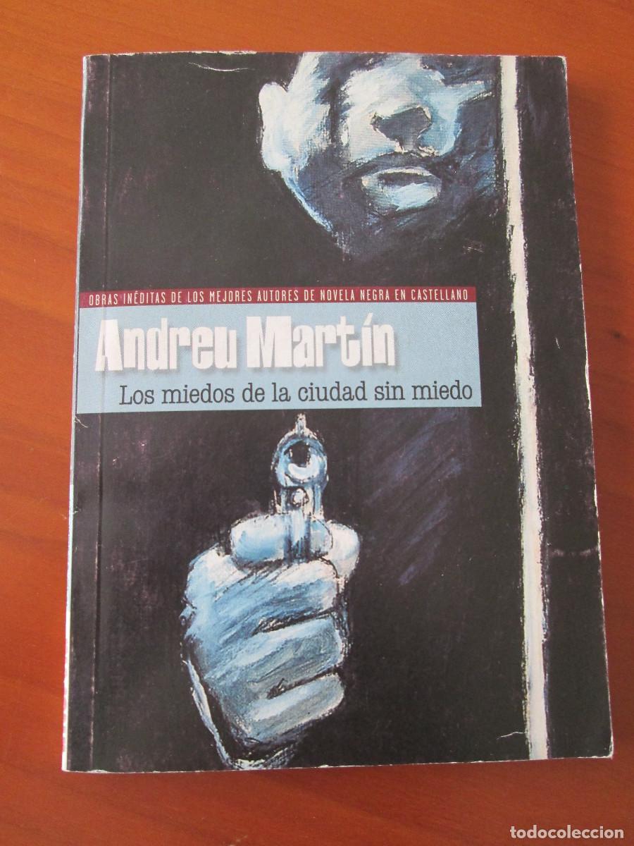 Libros de segunda mano: ANDREU MARTIN - LOS MIEDOS DE LA CIUDAD SIN MIEDO - EDICIONES ZETA - 2002