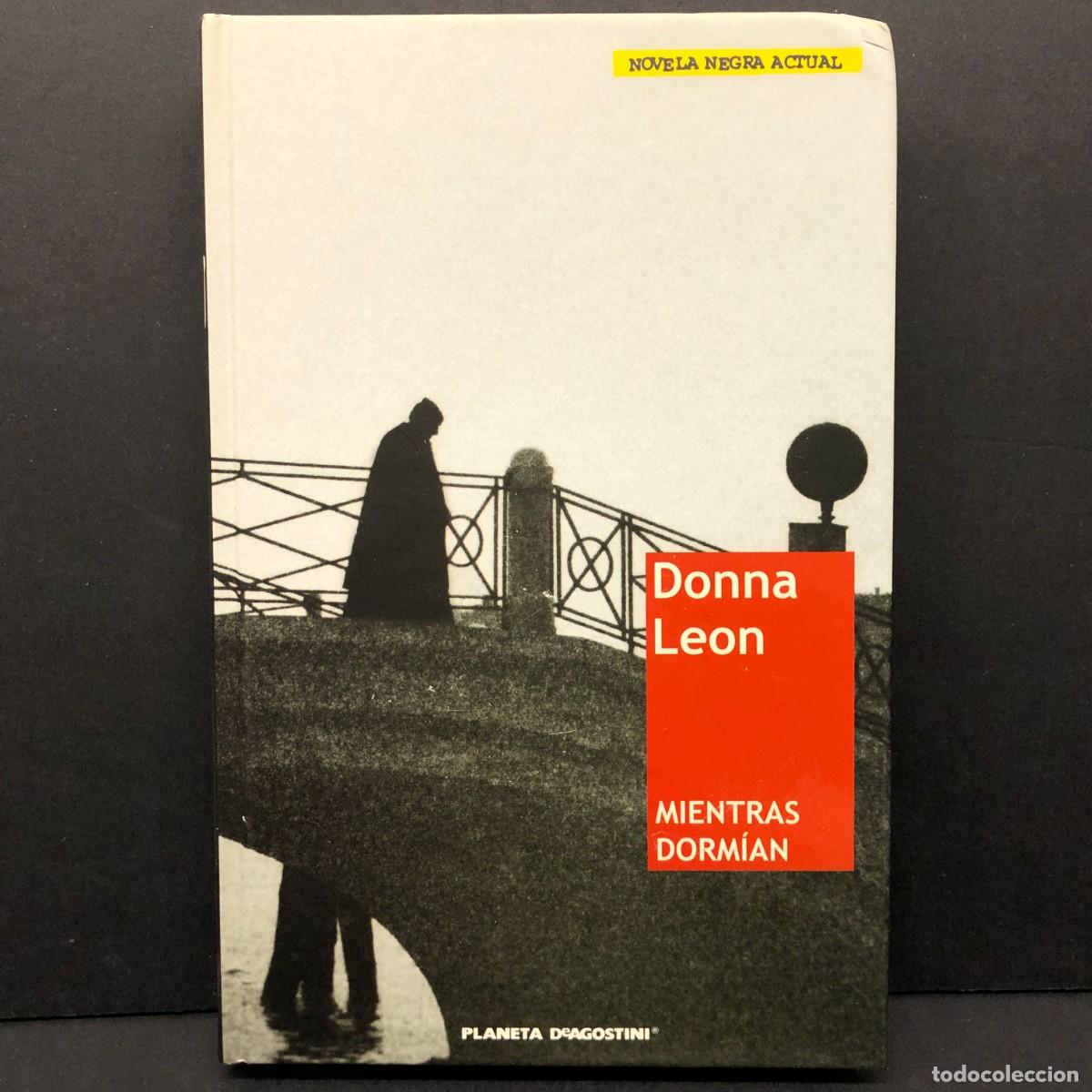 Libros de segunda mano: DONNA LEON - MIENTRAS DORM&Iacute;AN - NOVELA NEGRA ACTUAL - PLANETA DE AGOSTINI / 328