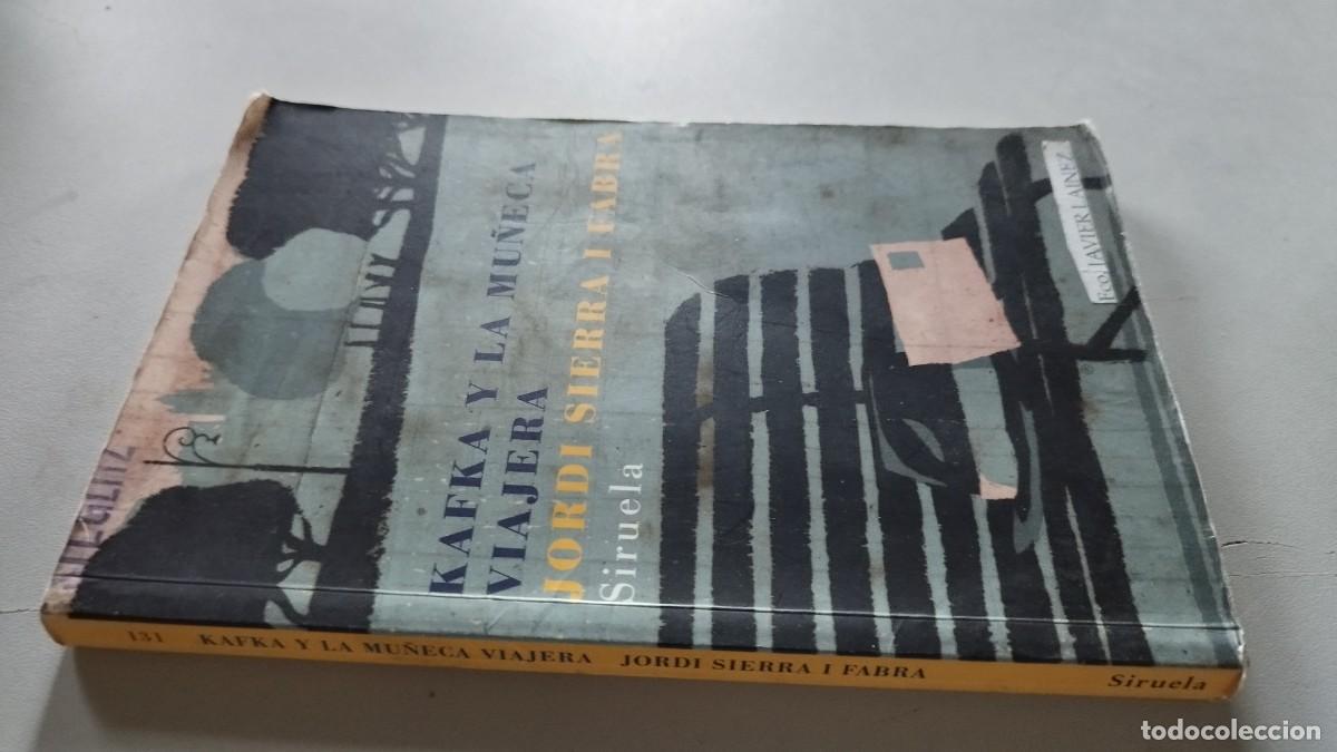 Libros de segunda mano: KAFKA Y LA MU&Ntilde;ECA VIAJERA / JORDI SIERRA I FABRA / GRAV 44 / SIRUELA