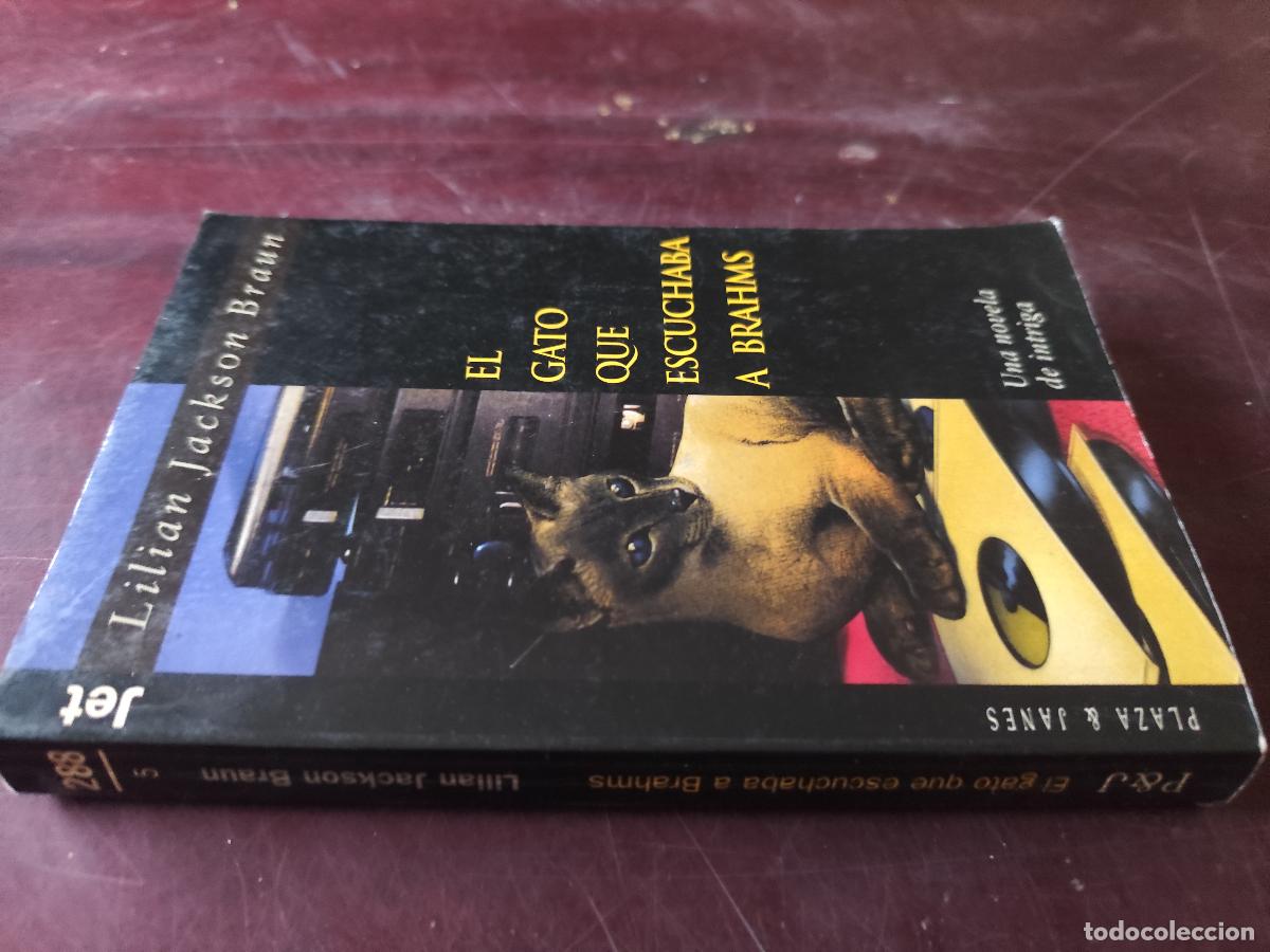 Libros de segunda mano: EL GATO QUE ESCUCHABA A BRAHMS / LILIAN JACKSON BRAUN / CJA603GV3 / PLAZA&JANES