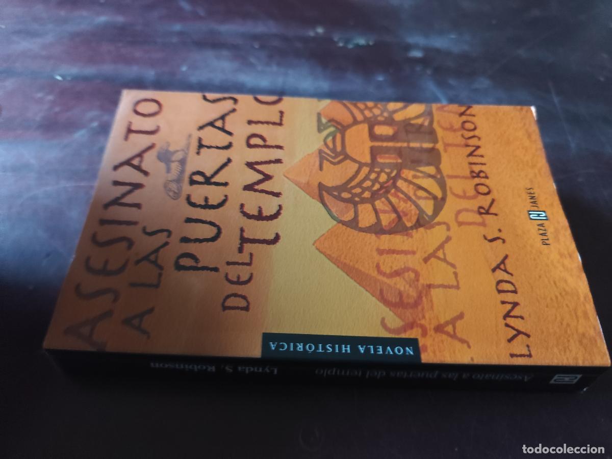Libros de segunda mano: ASESINATO A LAS PUERTAS DEL TEMPLO / LYNDA S.ROBINSON / CJA603GV3 / PLAZA&JANES