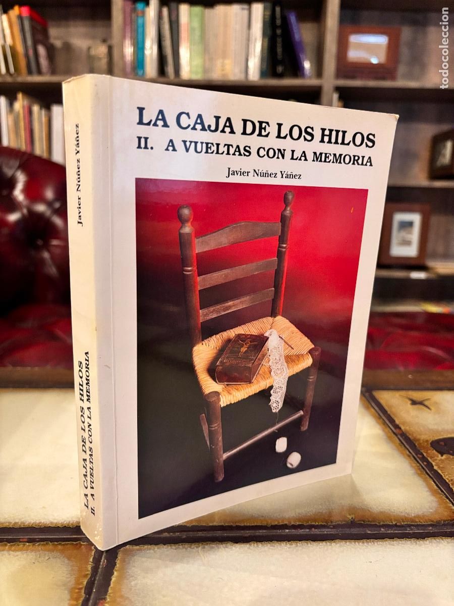 Livres d'occasion: La caja de los hilos II. Vueltas con la memoria. Javier N&uacute;&ntilde;ez Y&aacute;&ntilde;ez. DEDICADO POR EL AUTOR.