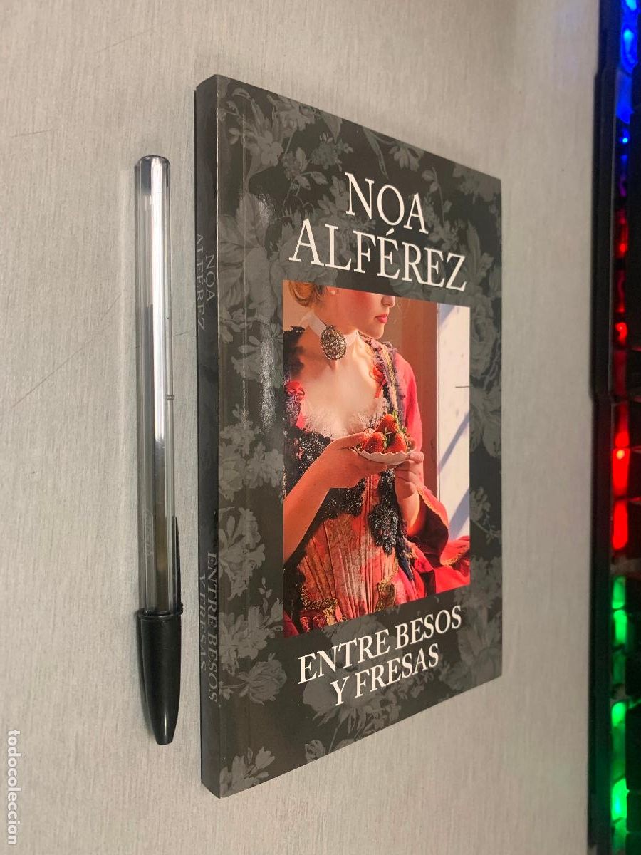 Libros de segunda mano: ENTRE BESOS Y FRESAS / NOA ALF&Eacute;REZ / PENGUIN RANDOM HOUSE 2026