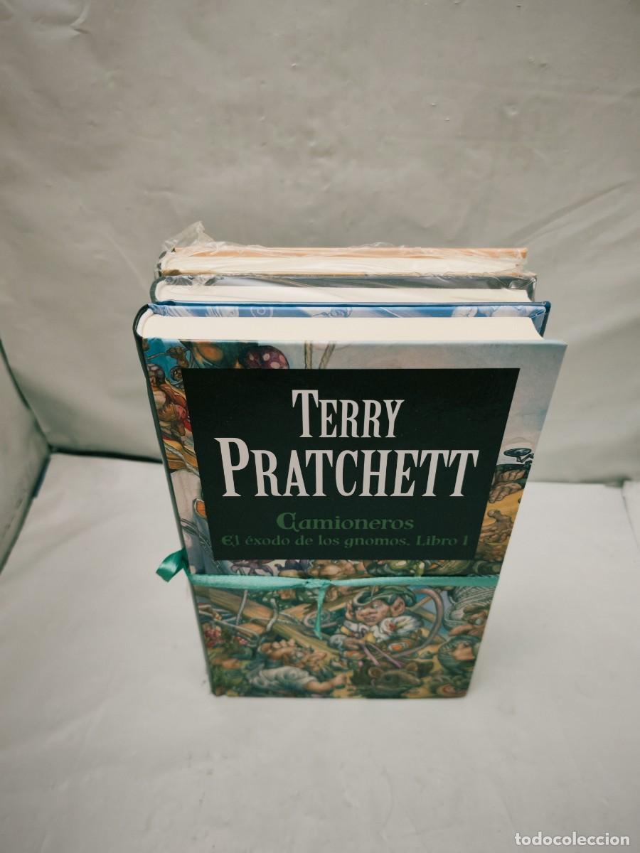 Second hand books: Terry Pratchett: El &eacute;xodo de los gnomos, Tomos I, II y III (COMO NUEVOS)