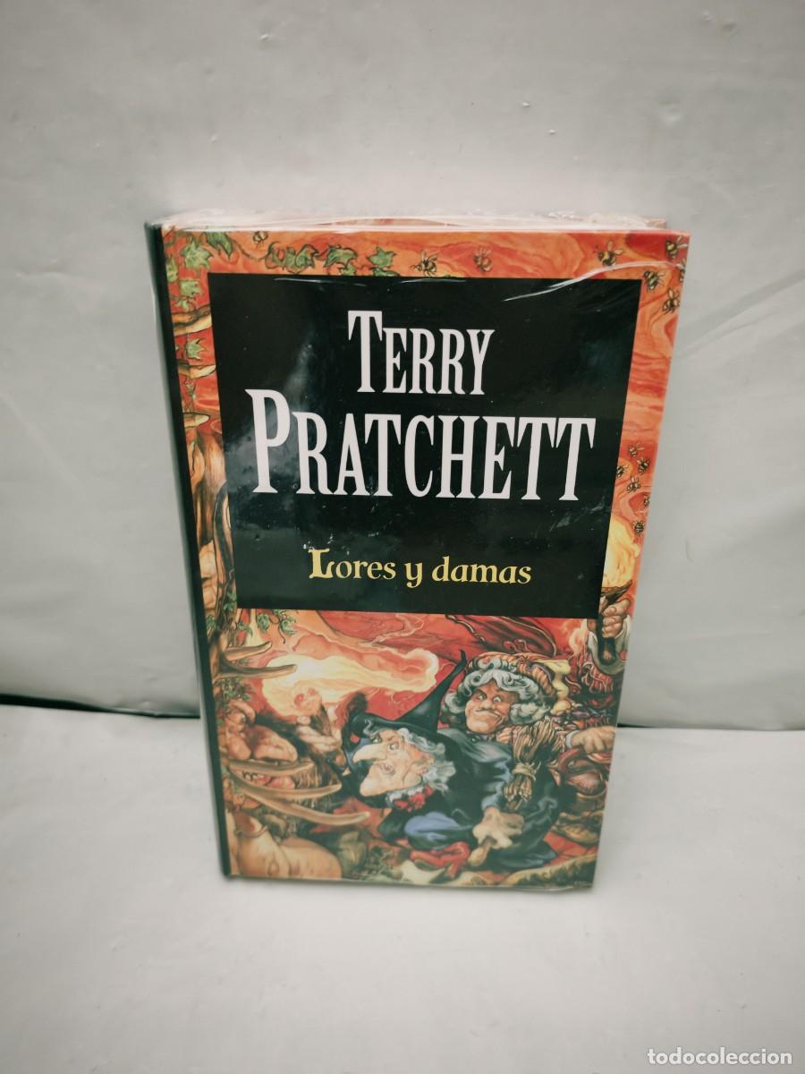 Libri di seconda mano: Terry Pratchett: LORES Y DAMAS (sin recorrido comercial, COMO NUEVO)