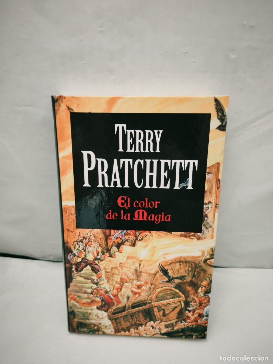 Libri di seconda mano: Terry Pratchett: EL COLOR DE LA MAGIA (sin recorrido comercial, COMO NUEVO)