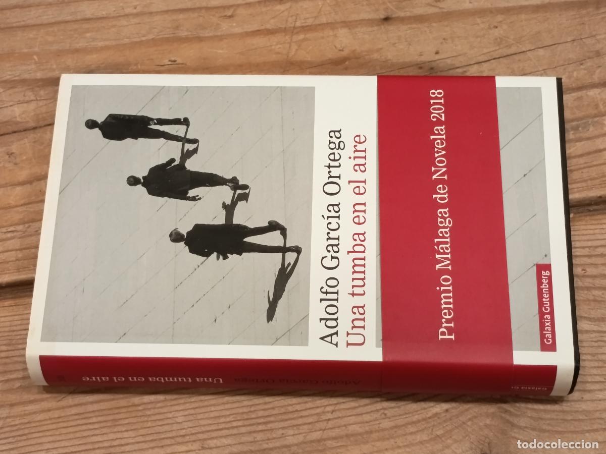 Libros de segunda mano: 2019 - ADOLFO GARC&Iacute;A ORTEGA. Una tumba en el aire - DEDICADO POR EL AUTOR