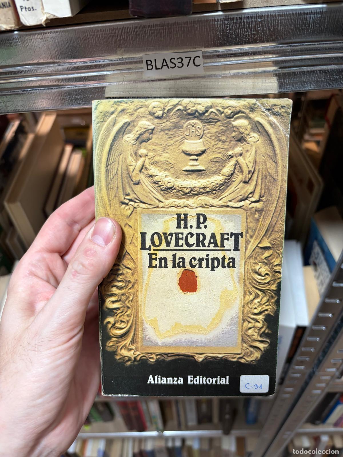 Libros de segunda mano: BLAS37C En la cripta H.P. Lovecraft Alianza Editorial - Foto 1
